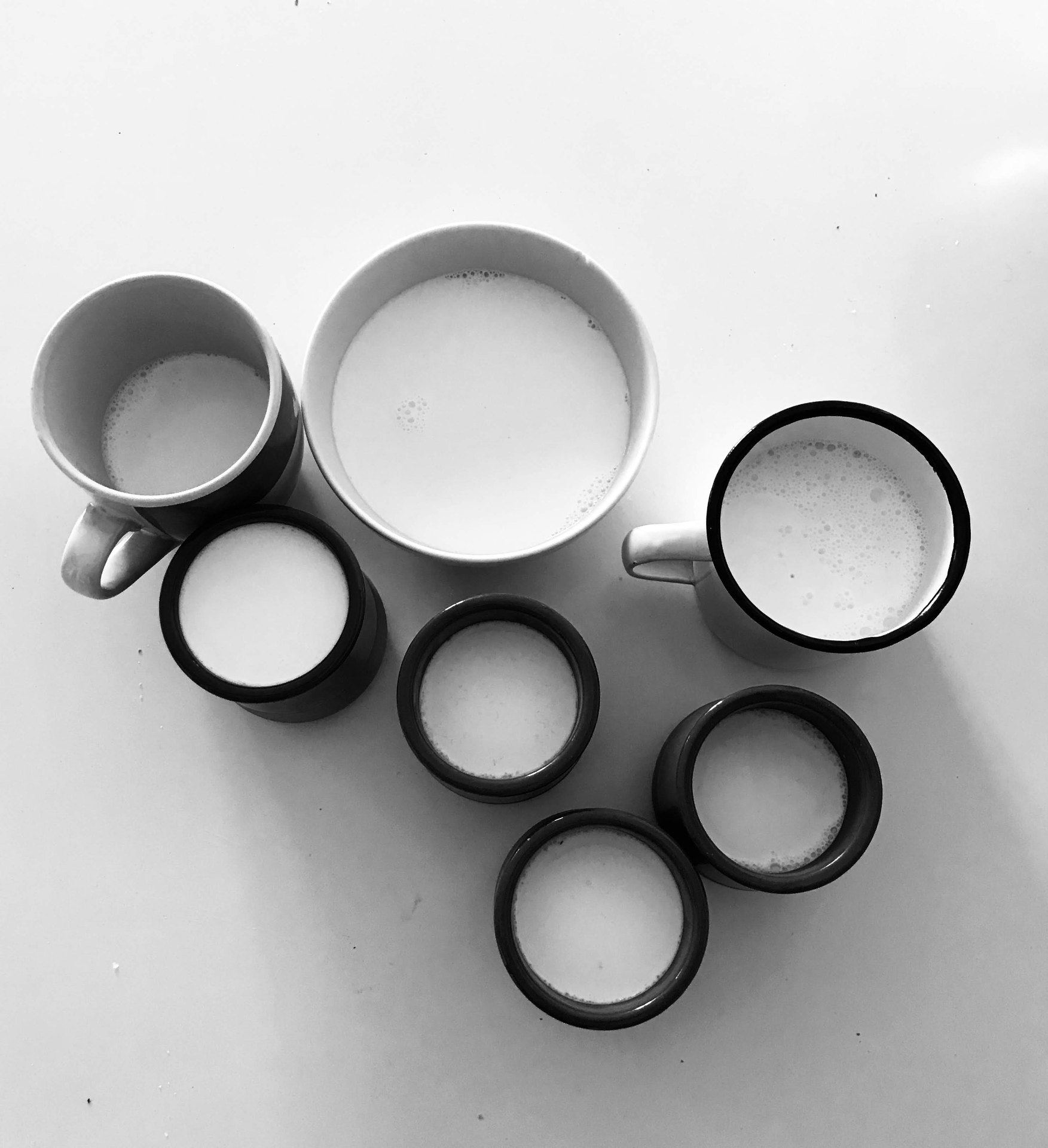 Composición de tazas artesanales vista desde arriba